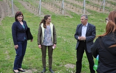 Klasa maturalna z Zespołu Szk&oacute;ł Gastronomicznych i Hotelarskich zwiedzili gospodarstwo agroturystyczne i Winnice Sandomierską Marcelego Małkiewicza