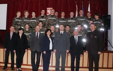 Awans kadet&oacute;w klas mundurowych