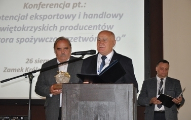 &bdquo;Zasłużony dla powiatu sandomierskiego&rdquo; wręczenie tytuł&oacute;w podczas IV konferencji  Potencjał eksportowy i handlowy świętokrzyskich producent&oacute;w sektora spożywczo-przetw&oacute;rczego