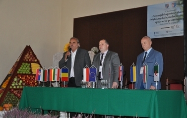 &bdquo;Zasłużony dla powiatu sandomierskiego&rdquo; wręczenie tytuł&oacute;w podczas IV konferencji  Potencjał eksportowy i handlowy świętokrzyskich producent&oacute;w sektora spożywczo-przetw&oacute;rczego