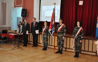 Uroczystość wręczenia awans&oacute;w i certyfikat&oacute;w uczniom klas mundurowych i ratownictwa medycznego