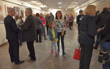 Wernisaż pokonkursowej wystawy Por&oacute;wnania 24 w Sp&oacute;łdzielczym Domu Kultury w Stalowej Woli