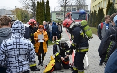 Praktyczne sprawdzenie organizacji oraz warunk&oacute;w ewakuacji na wypadek pożaru w ZSTiO w Sandomierzu