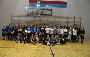 Mikołajkowy Turniej piłki nożnej dziewcząt o Puchar Starosty Sandomierskiego
