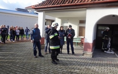 Ćwiczenia z organizacji i ewakułacji na wypadek pożaru przeprowadzono w Zespole Szk&oacute;ł Ponadgimnazjalnych w Klimontowie