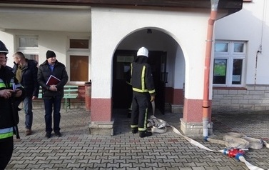 Ćwiczenia z organizacji i ewakułacji na wypadek pożaru przeprowadzono w Zespole Szk&oacute;ł Ponadgimnazjalnych w Klimontowie