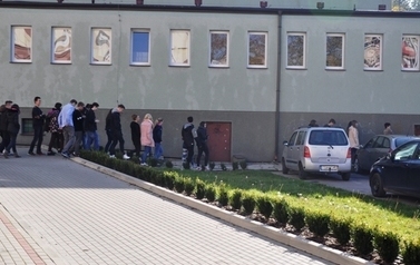 Praktyczne ćwiczenia z ewakuacji na wypadek pożaru lub innego zagrożenia odbyły się w II LO im. Tadeusza Kościuszki w Sandomierzu