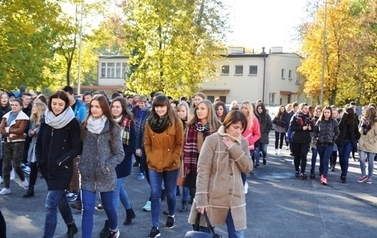Praktyczne ćwiczenia z ewakuacji na wypadek pożaru lub innego zagrożenia odbyły się w II LO im. Tadeusza Kościuszki w Sandomierzu