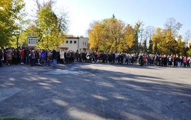 Praktyczne ćwiczenia z ewakuacji na wypadek pożaru lub innego zagrożenia odbyły się w II LO im. Tadeusza Kościuszki w Sandomierzu