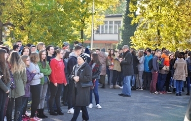 Praktyczne ćwiczenia z ewakuacji na wypadek pożaru lub innego zagrożenia odbyły się w II LO im. Tadeusza Kościuszki w Sandomierzu
