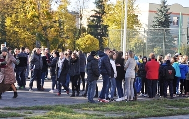 Praktyczne ćwiczenia z ewakuacji na wypadek pożaru lub innego zagrożenia odbyły się w II LO im. Tadeusza Kościuszki w Sandomierzu