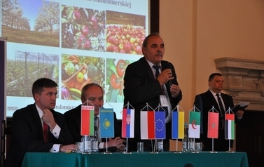 Konferencja pn.  &bdquo;Potencjał eksportowy producent&oacute;w owoc&oacute;w i warzyw Ziemi Sandomierskiej&rdquo;