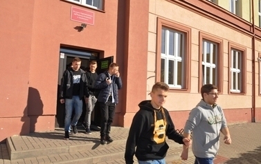 Praktyczne ćwiczenia z ewakuacji na wypadek pożaru lub innego zagrożenia odbyły się w II LO im. Tadeusza Kościuszki w Sandomierzu