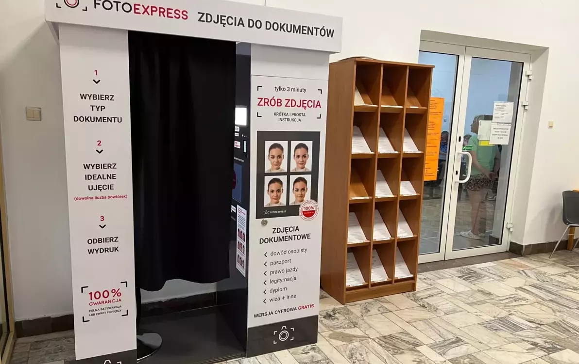 Nowoczesna, samoobsługowa fotobudka ustawiona została w Wydziale Komunikacji i Transportu Starostwa Powiatowego w Sandomierzu.